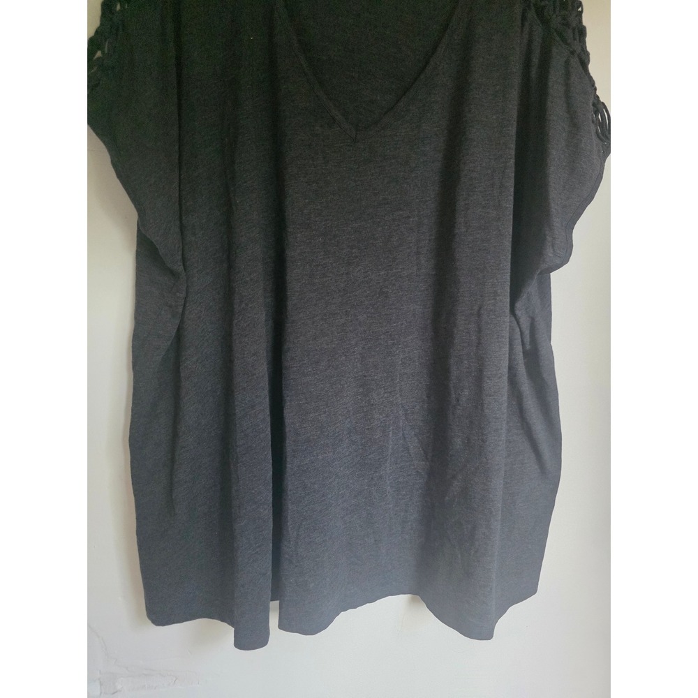 Lane Bryant Swing Tee Charcoal Gray Macrame Crochet Shoulder V-Neck Top 26/28 - Picture 3 of 6
